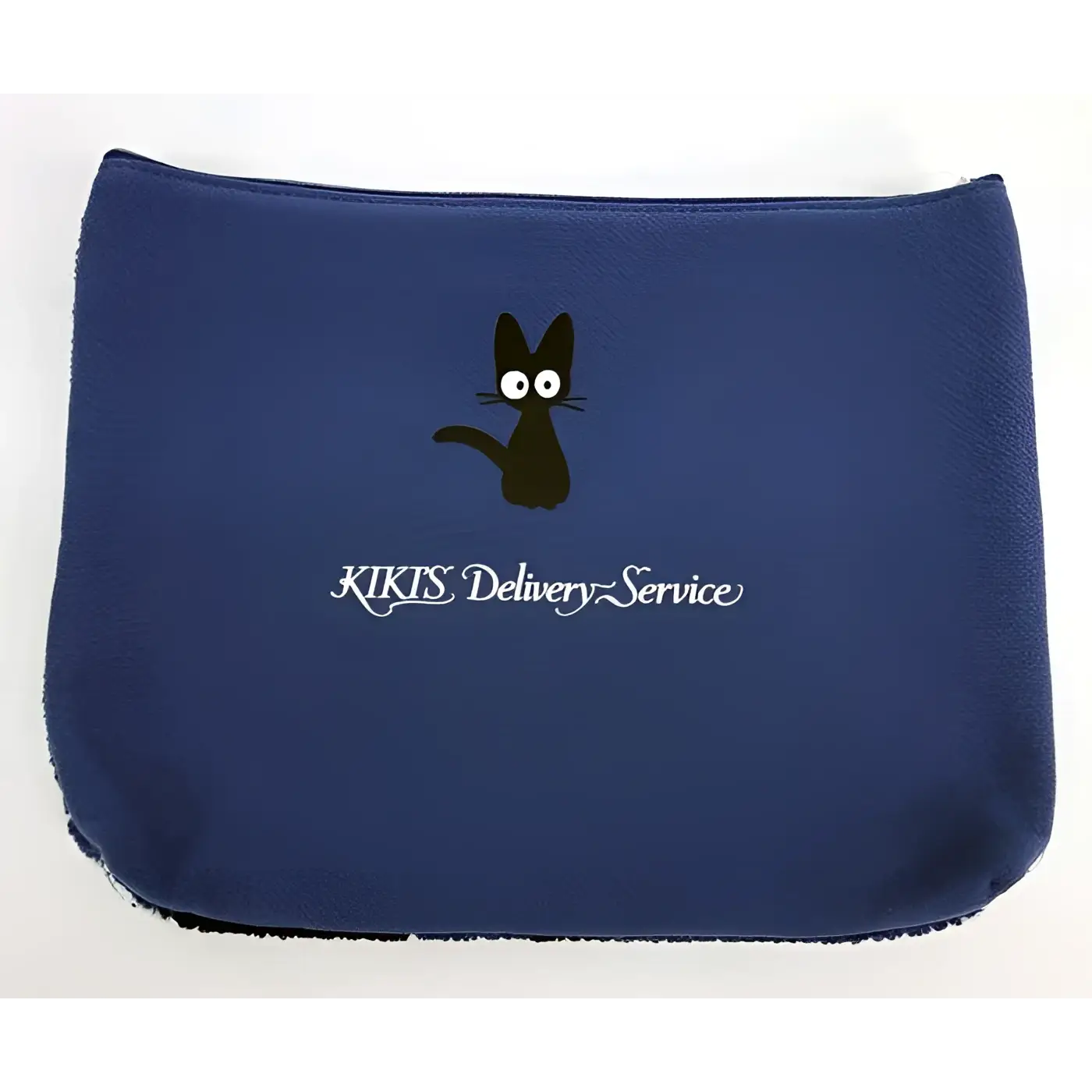 Blå Jiji-pochette med svart katt och vit text Kiki’s Delivery Service
