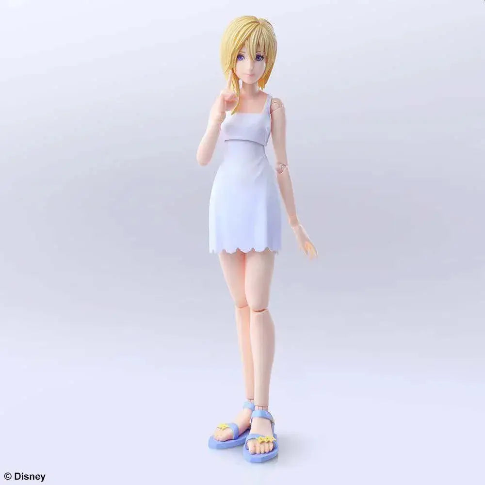 Blond animefigur av Naminé från Kingdom Hearts III i vit klänning och blå sandaler