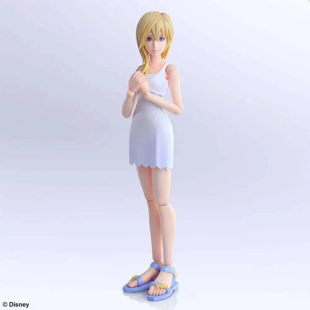 Blond animefigur Naminé från Kingdom Hearts III i vit klänning och blå sandaler