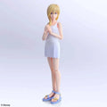 Blond animefigur Naminé från Kingdom Hearts III i vit klänning och blå sandaler