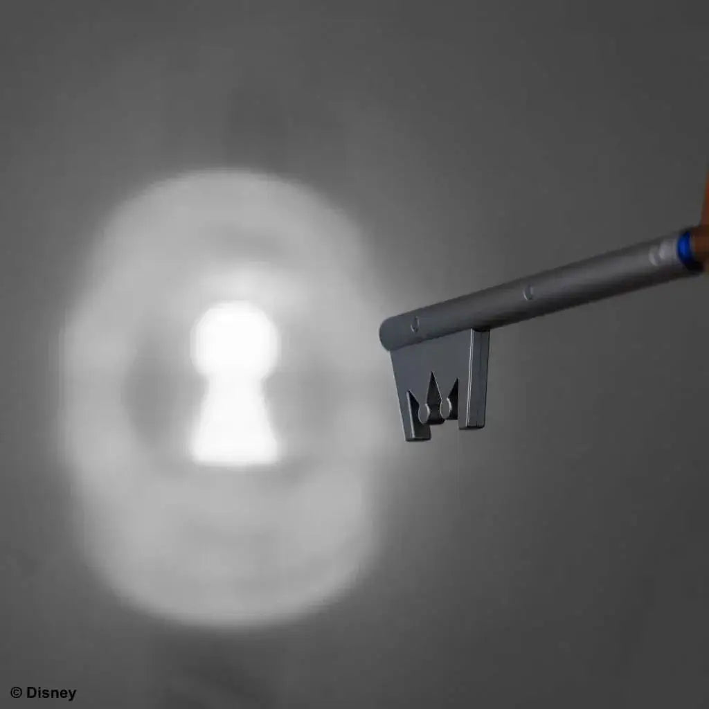 Silvrig metallnyckel med kronformad bit, officiell Disney Kingdom Key för Kingdom Hearts Ljusupplysande Keyblade