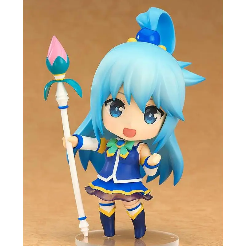 Chibi Nendoroid-figur av blåhårig Aqua från KonoSuba med blå-gul outfit och vit stav