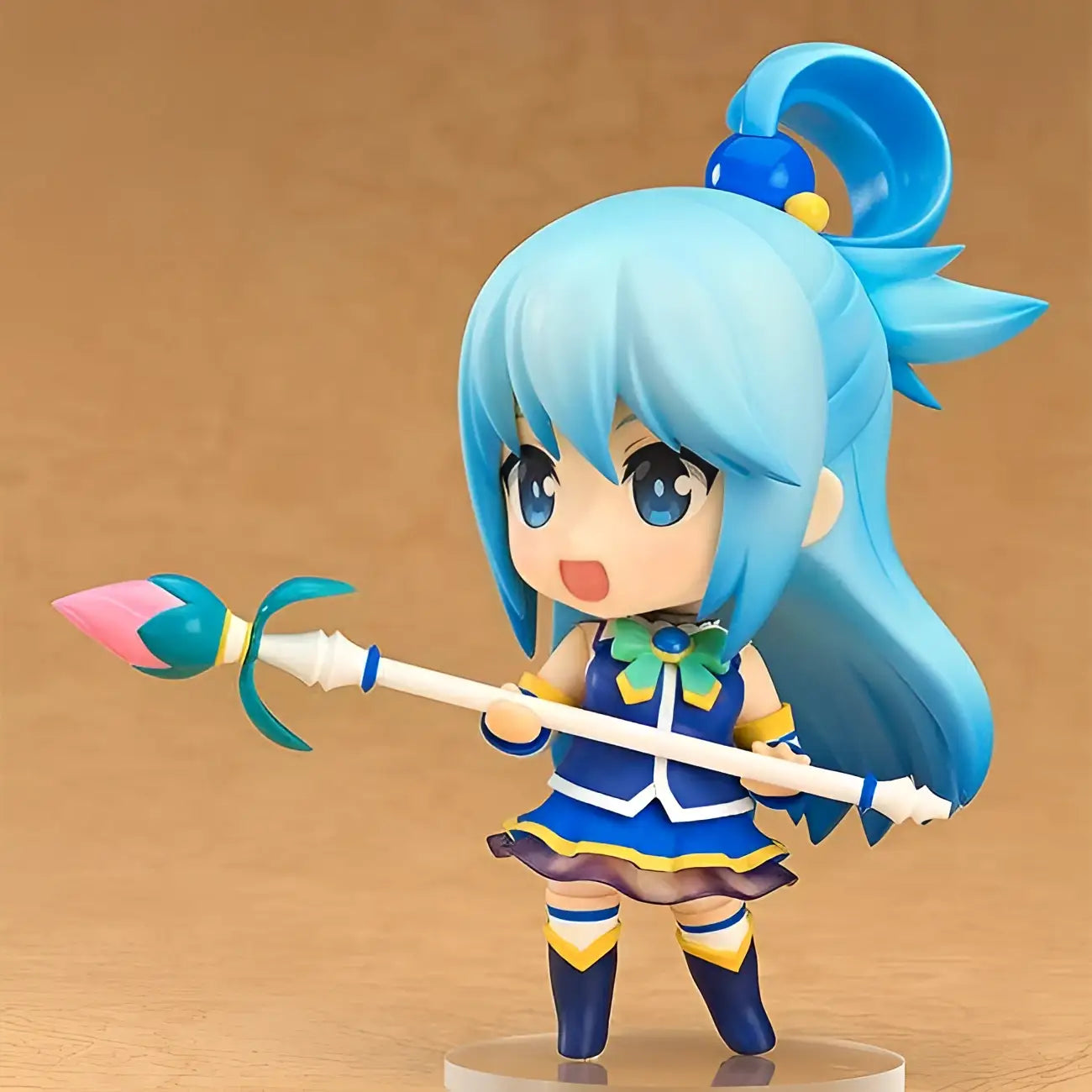 Chibi Aqua Nendoroid-figur med blå hår, stora ögon, blå-gul outfit och vit stav med rosa lotus