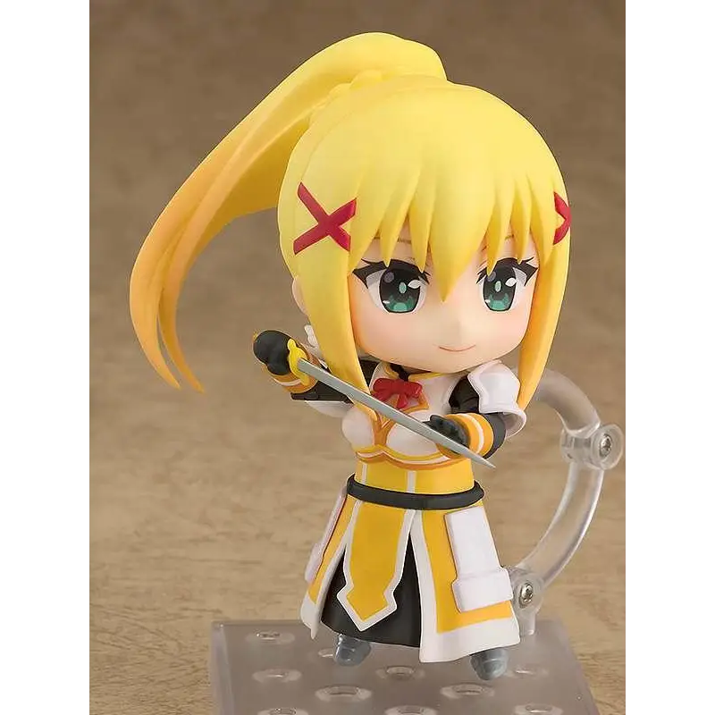 Gulhårig chibi-figur av Masochistic Knight från KonoSuba i vit-gul outfit med svarta accenter, håller svärd