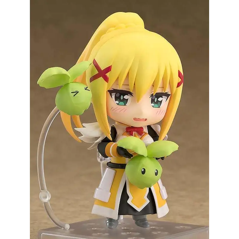 Gulhårig chibi-figur av Masochistic Knight Nendoroid i svart-gul outfit med rött band, håller två gröna bladvarelser