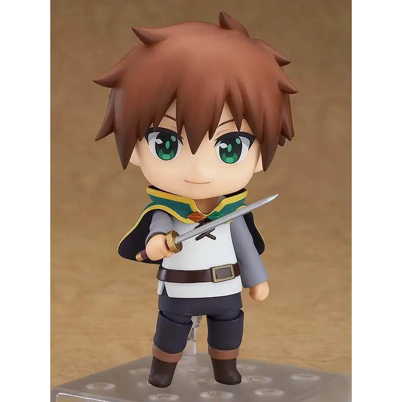 Chibi Kazuma Nendoroid-figur med brunt hår, gröna ögon, vit-grå outfit, grön-gul mantel och silver svärd