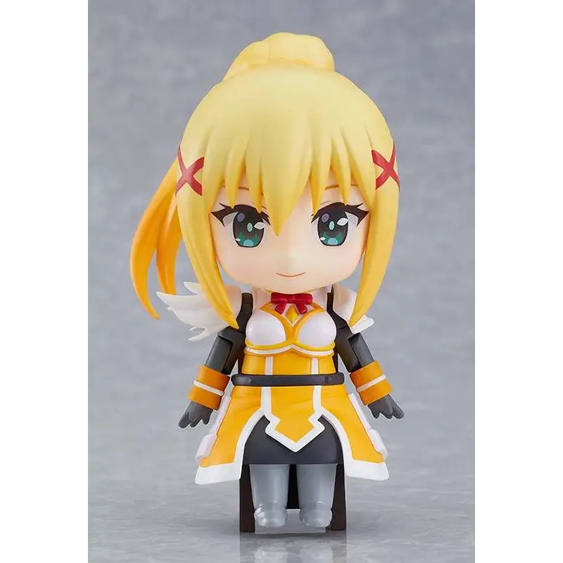 Chibi figurin av blond Konosuba Darkness med gröna ögon i orange rustning