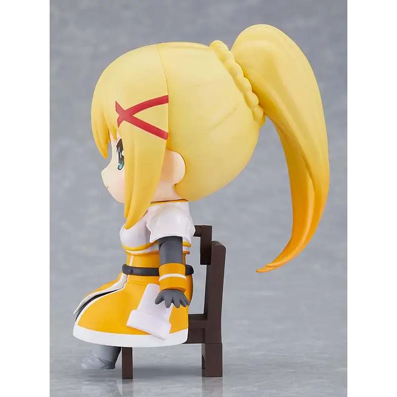 Gulhårig chibi-figur av Darkness från Konosuba Nendoroid Swacchao! i vit-gul outfit