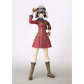 Röd mantel med gulddetaljer och lila manschetter på kvinnlig animepilot i dynamisk pose, Kotobukis Kyle S.H.Figuarts-figur
