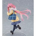 Laid-back Camp Nadeshiko Kagamihara figur med rosa hår, gultröja och blå rutig kjol