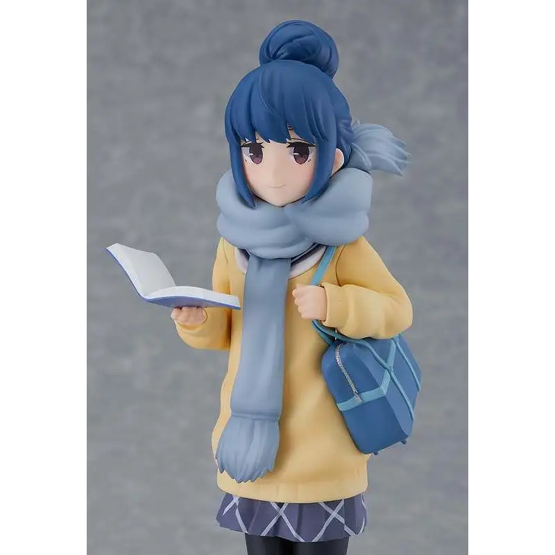 Blåhårig animefigur av Rin Shima i POP UP PARADE, med gultröja, ljusblå scarf och lila rutig kjol