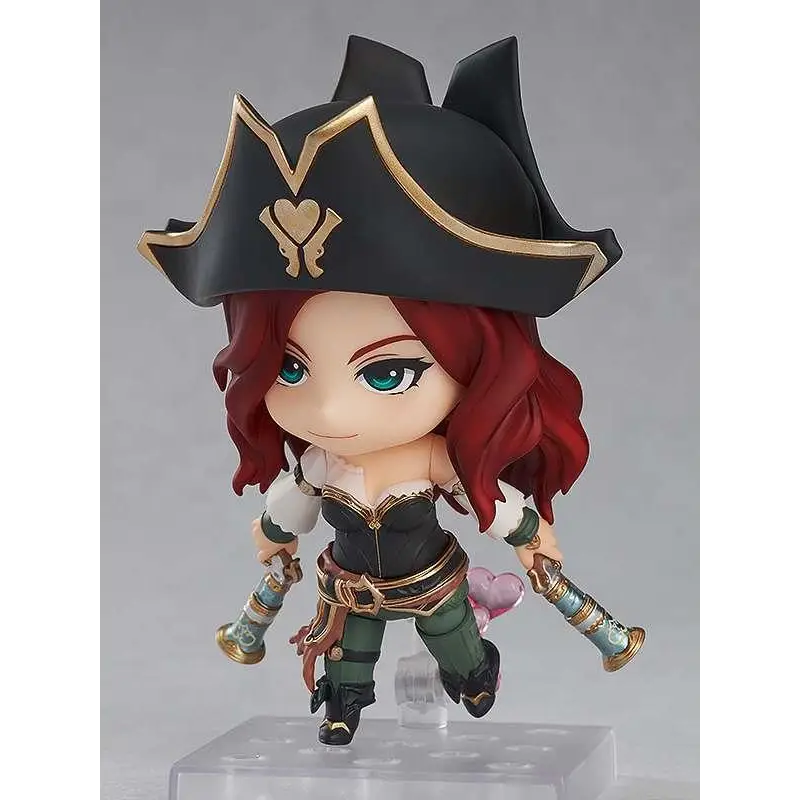 Chibi Nendoroid-figur av Miss Fortune från League of Legends, rödhårig pirat i svart och guld tricornhatt, grön läderoutfit med mässingdetaljer, håller