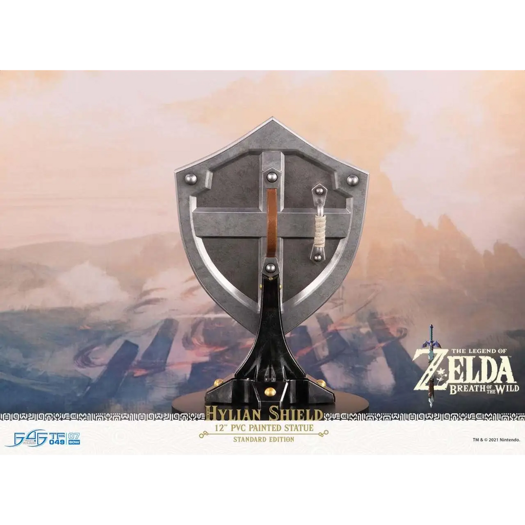 Silverfärgad PVC-sköldstaty med korsrutmönster och svärd, Hylian Shield från Zelda: Breath of the Wild
