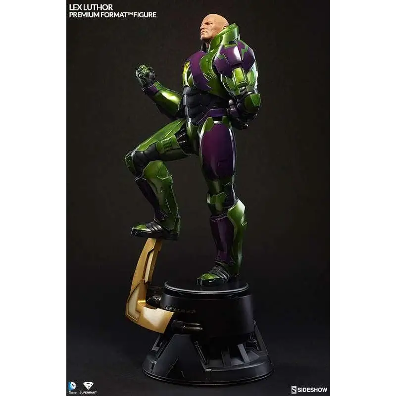 Lex Luthor Power Suit Premium Format™ figur i grön och lila rustning på svart bas med gulddetaljer