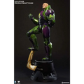 Lex Luthor Power Suit Premium Format™ figur i grön och lila rustning på svart bas med gulddetaljer