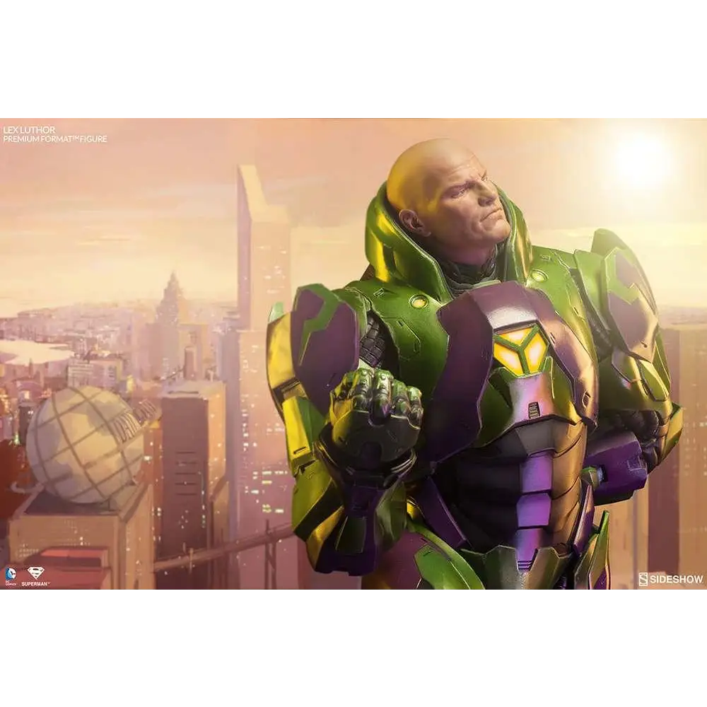 Lex Luthor Premium Format-figur i grön och lila rustning med gul emblem