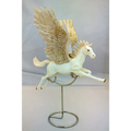 Vit pegasus-figur med detaljerade guldfjädrade vingar på metallstativ, Liten Flygande Pegasus (K115)