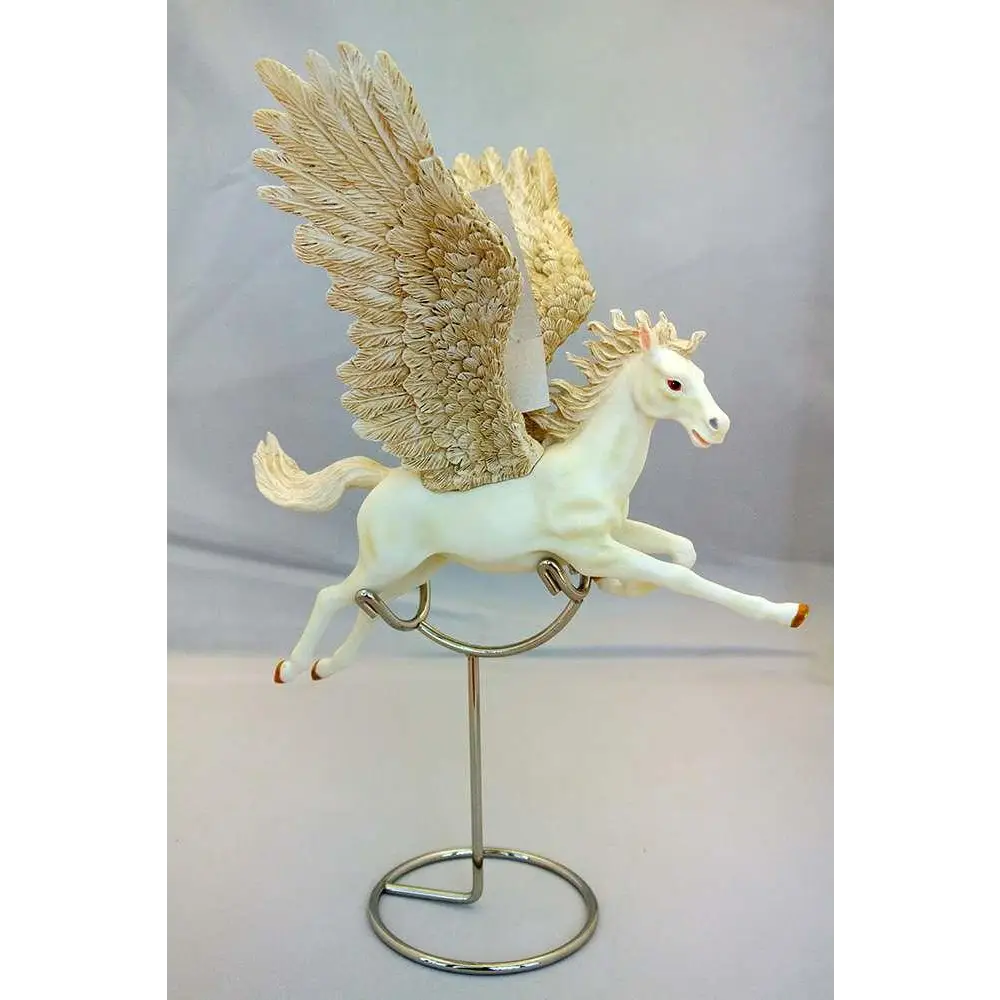 Vit pegasus-figur med detaljerade guldfjädrade vingar på metallstativ, Liten Flygande Pegasus (K115)