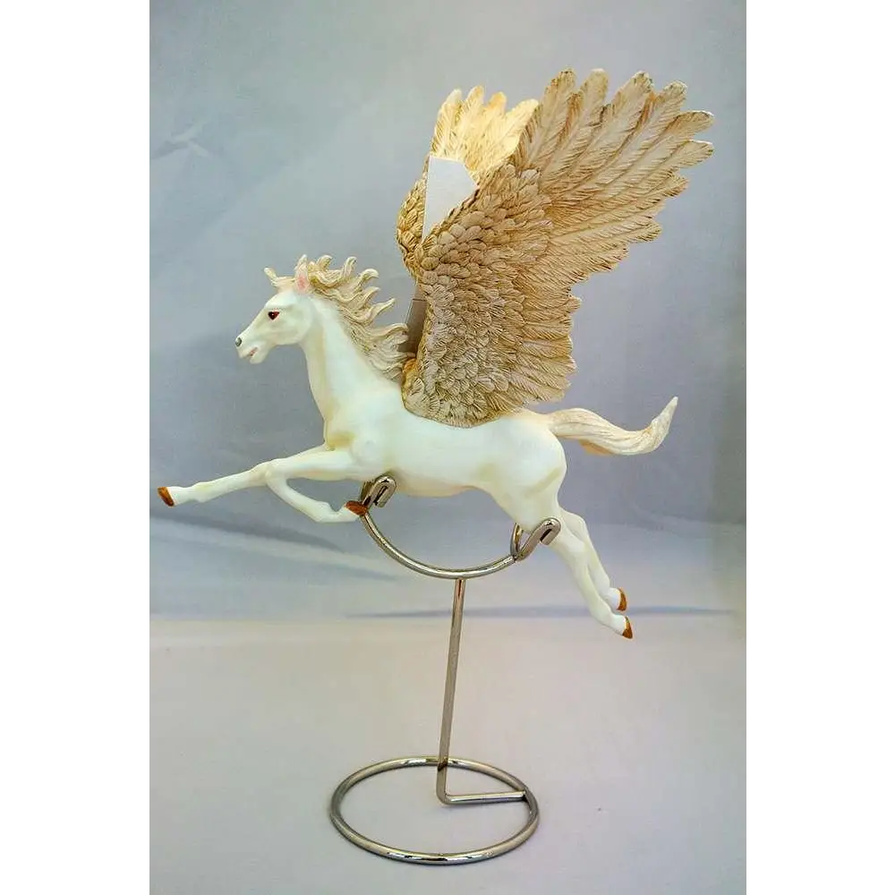 Vit och guld vingad hästfigur på metallställ, Liten Flygande Pegasus (K115)
