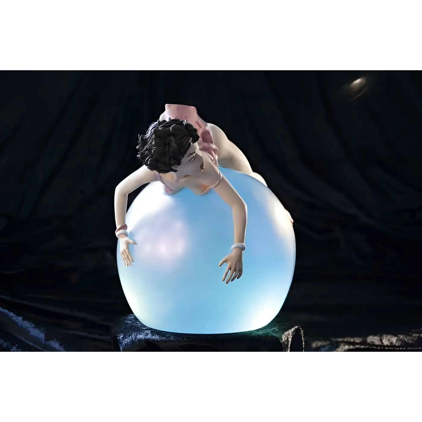 Translucent blå glödande orb med miniatyrkvinna i rosa kläder på toppen, Little Ego Bubble Dream Statue