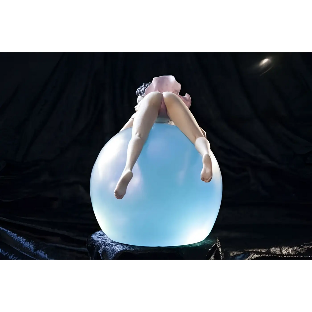 Translucid blå sfär med docka på toppen, Little Ego Bubble Dream Statue