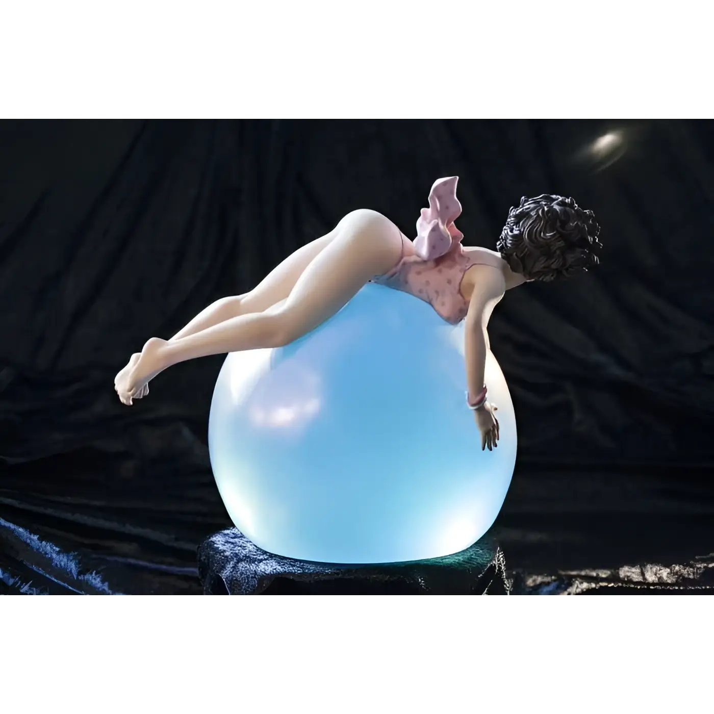 Glossig rosa prickig badklädd figurin med mörkt lockigt hår vilar på genomskinlig blå orb i Little Ego Bubble Dream Statue från Limitless Artistry