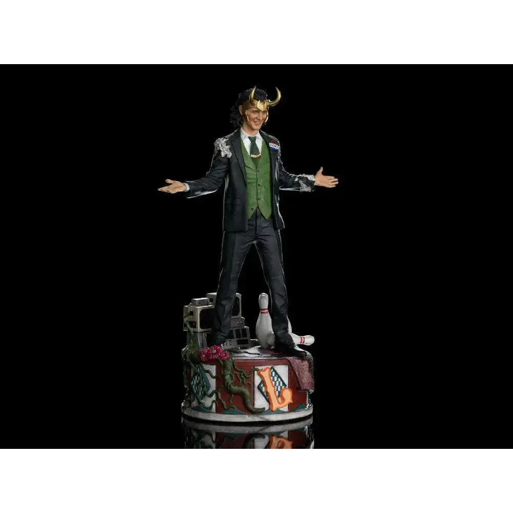 Loki-statue som presidentvariant i svart kostym med grön väst och gyllene hornhjälm på bas med bowlingkäglor, Iron Studios 1/10