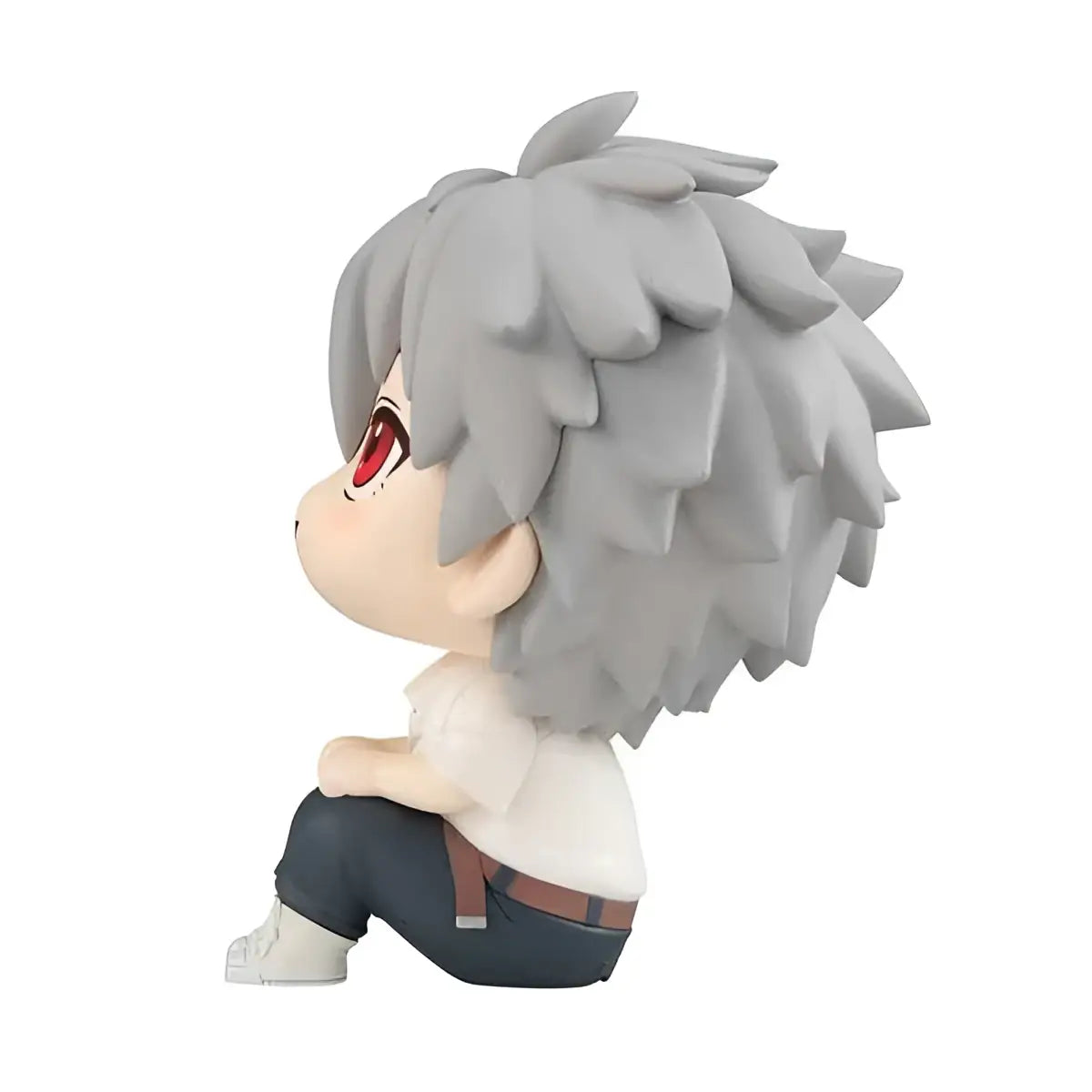 Grå spikig-hårig chibi-figur av Kaworu Nagisa med röda ögon i vit skjorta och mörka byxor