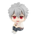 Chibi-figur av Kaworu Nagisa från Evangelion, spikig silverhår, röda ögon