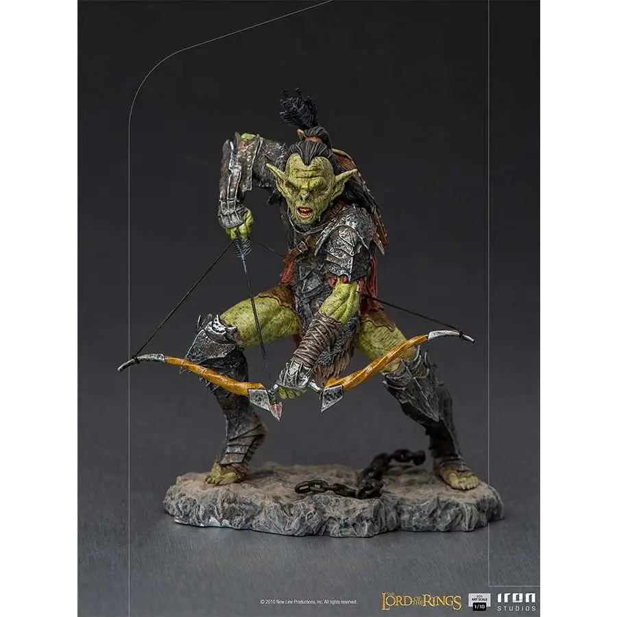 Grönskinnad orkskyttstaty i detaljerad metallrustning och läderkläder med pilbåge på stenbas, Lord of the Rings Archer PRC 1/10