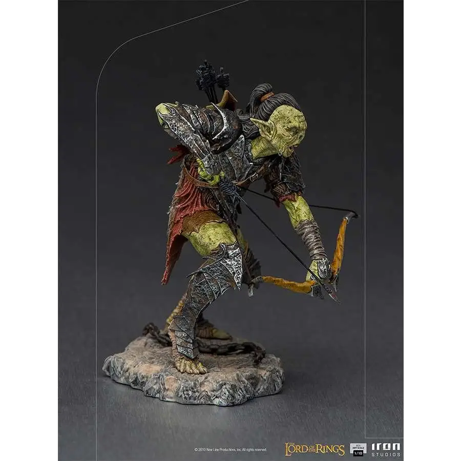 Grönskinnad orcskytt-figur med detaljerad svart och silverrustning, röd tygdetaljer och spänd pilbåge i dynamisk stridsposition från Lord of the Rings