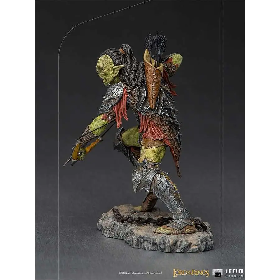 Grönskinnad orkkrigare i detaljerad metallrustning på stenbas, Lord of the Rings-statyett