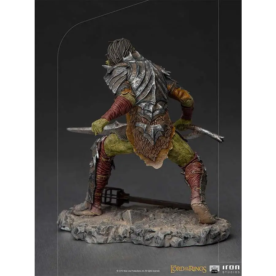 Grönskinnad orc-krigare i detaljerad rustning, Lord of the Rings-statyett