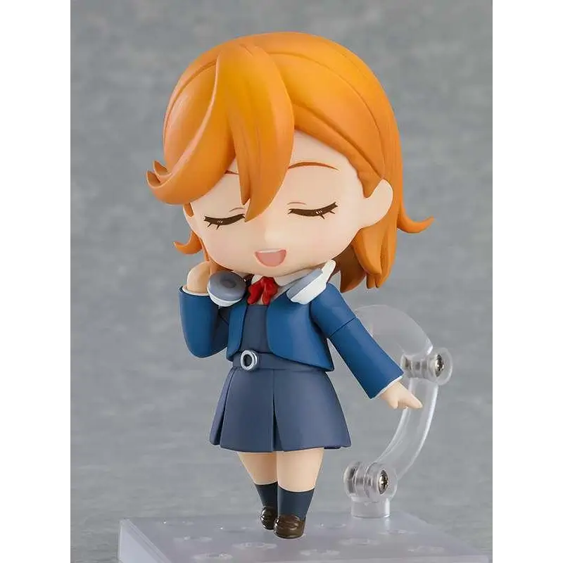 Orange-haired chibi Kanon Shibuya Nendoroid i blå skoluniform med röd rosett och vit krage på klar plastställ