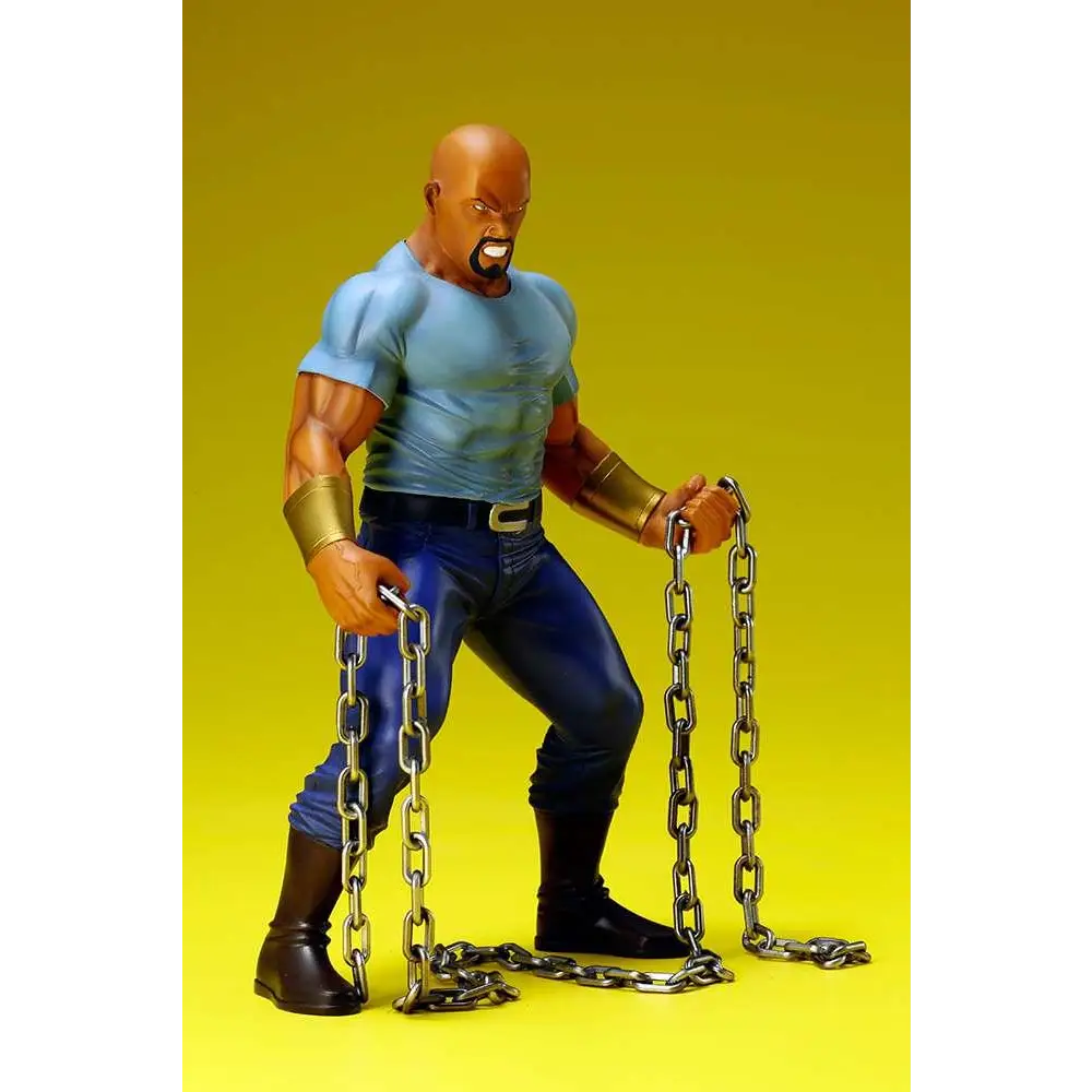 Muskulös skallig Luke Cage actionfigur i blå skjorta och jeans med metallkedjor, Kotobukiya ARTFX+