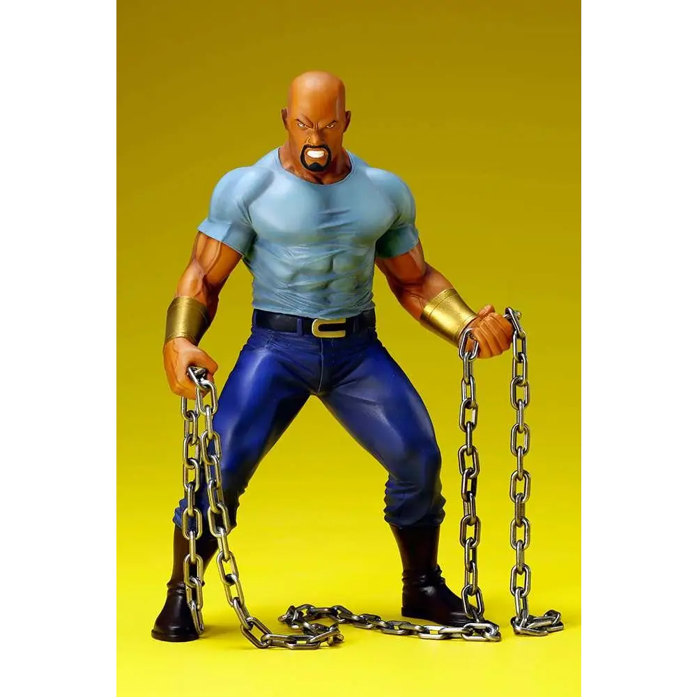 Muskelbyggd Luke Cage-figur från Kotobukiya i ljusblå skjorta och mörkblå byxor