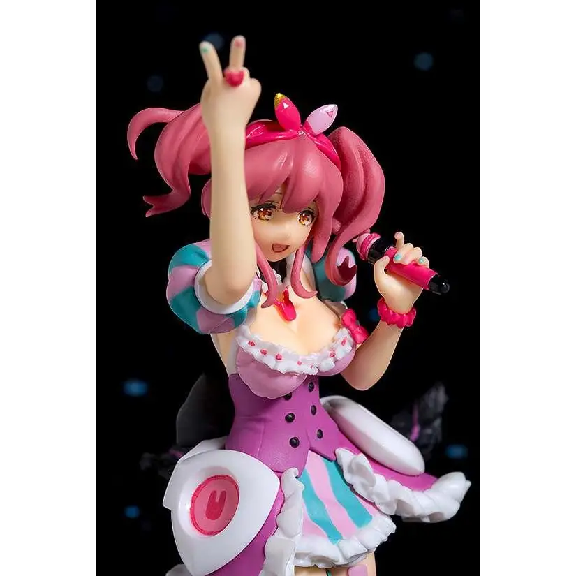Vibrerande rosa-hårig animefigur Makina MK i lila och turkos klänning med vit spets, håller mikrofon och gör fredstecken