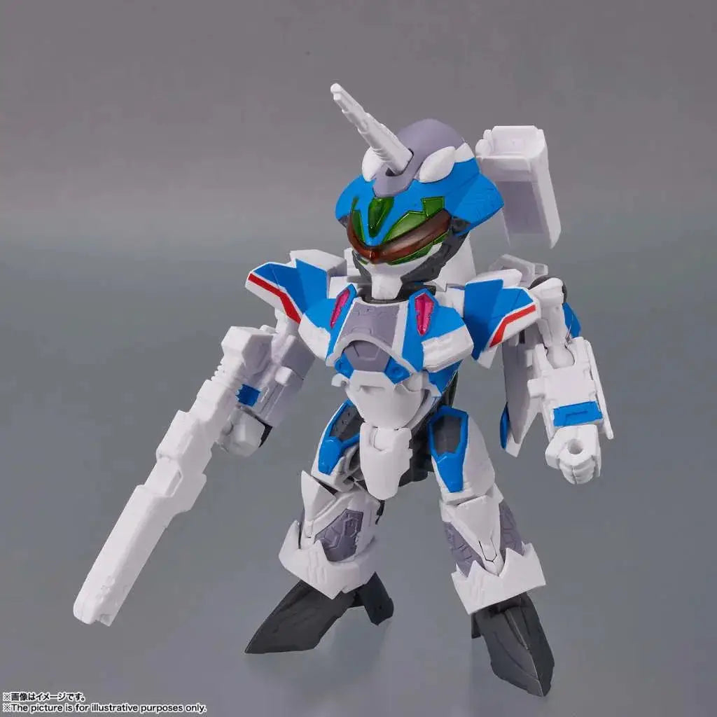 Blå och vit plastrobotfigur med grön och röd accenter, hornhjälm och lång vapen från Macross VF-31J Siegfried Freyja Tiny Session