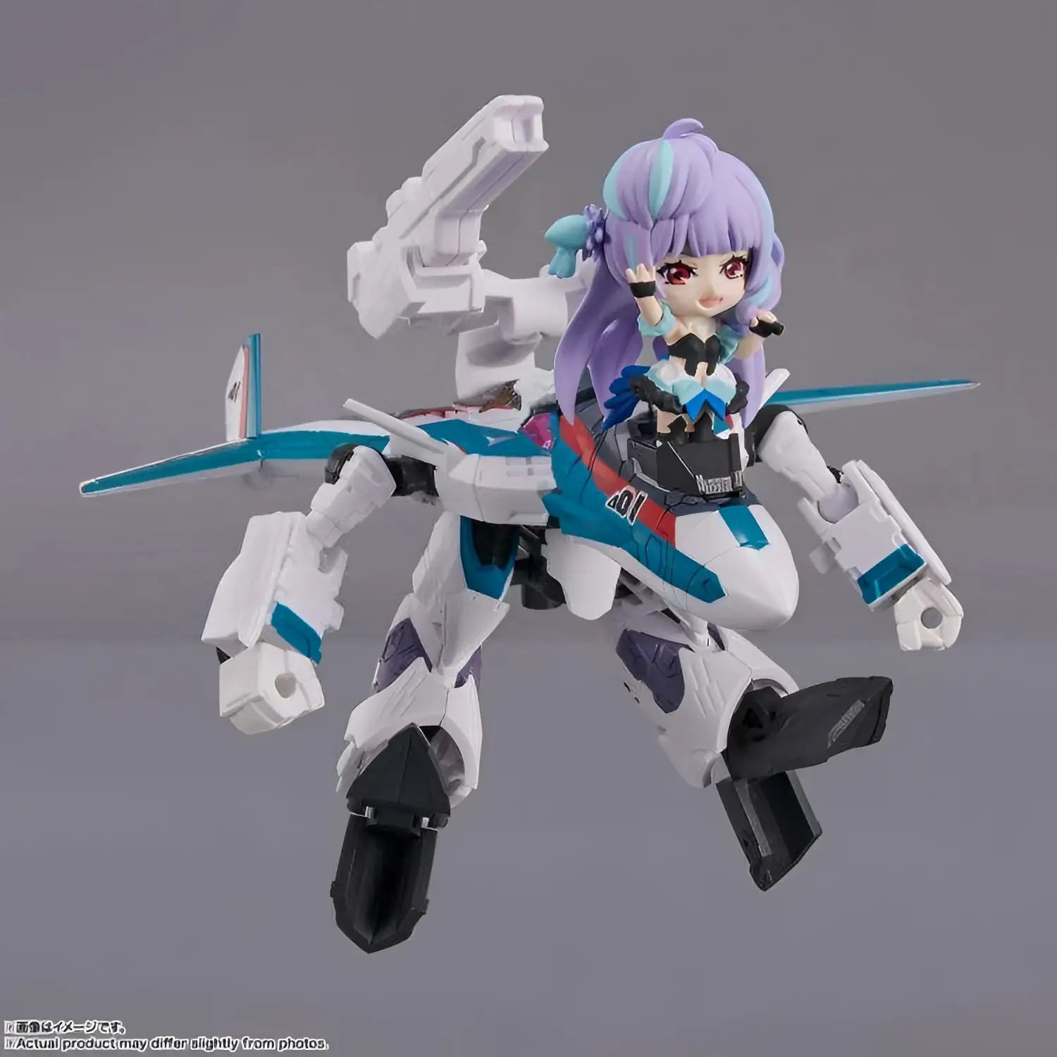 Chibi anime girl med lila hår och röda ögon på Macross VF-31S robotflygplan