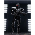 Svart rustad Mandalorian Dark Trooper 1/10-staty med röda glödande ögon