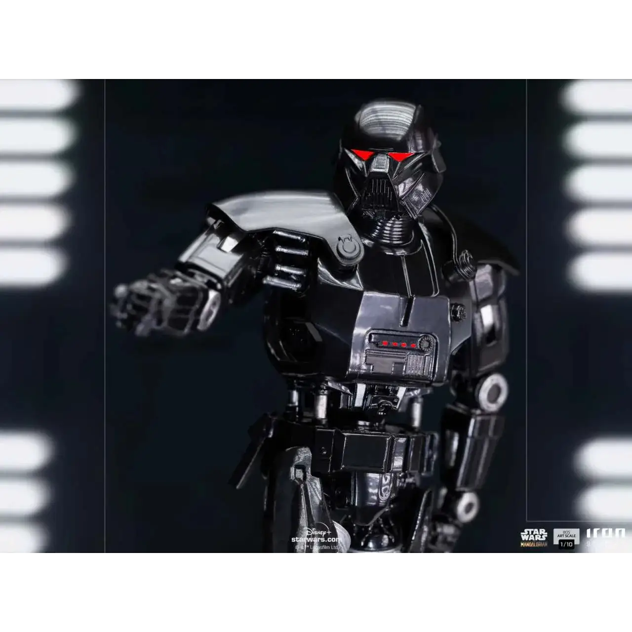 Svart och silver Mandalorian Dark Trooper 1/10-staty med röda glödande ögon