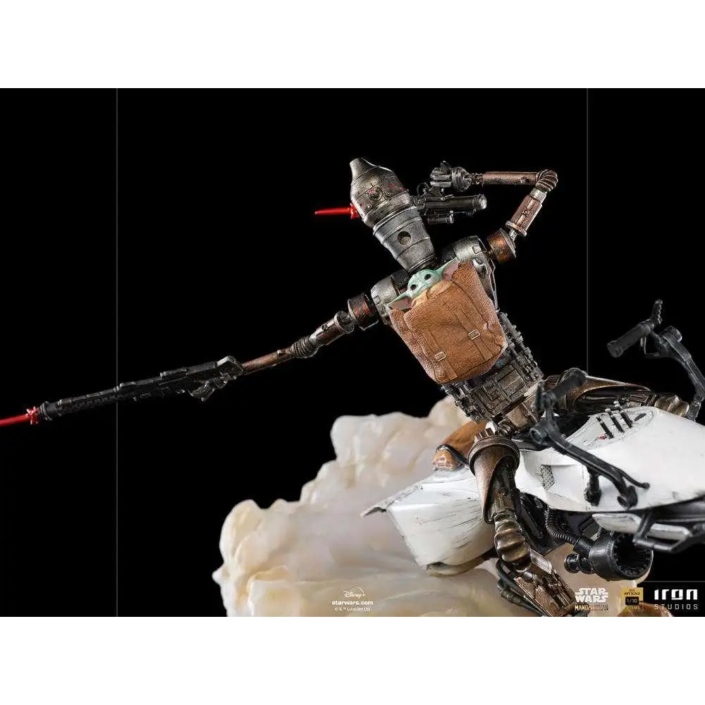 Väderbiten metallisk IG-11-droid med läderlik väst och röda blaster, Mandalorian Grogu-staty 1/10