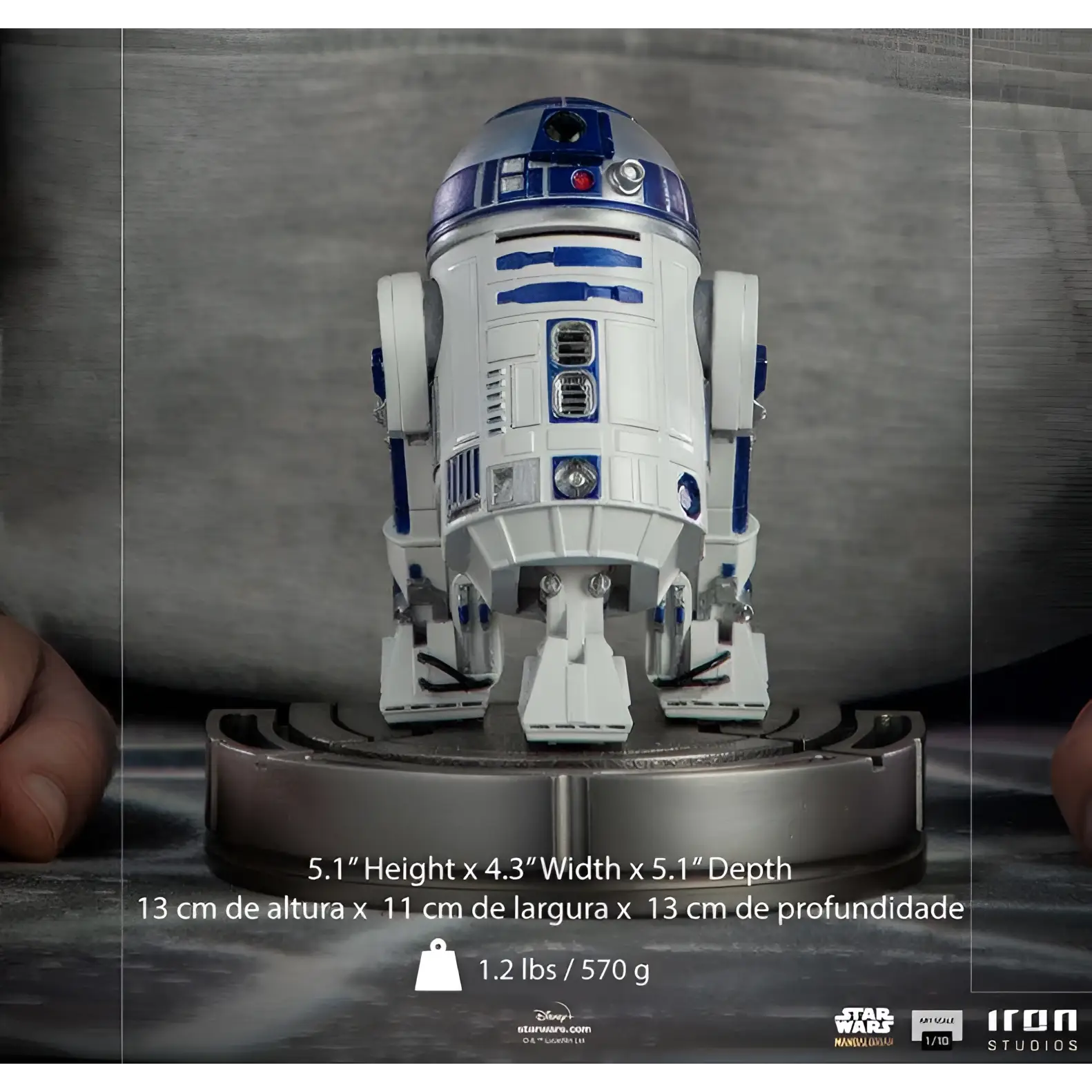 Vit Mandalorian R2-D2 1/10-statue med vit och blå R2-D2-figur på metallbas