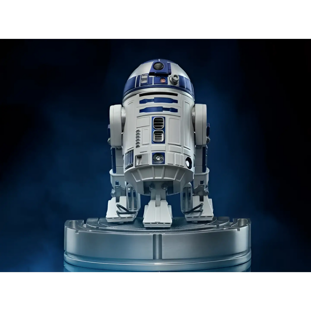 Vit Mandalorian R2-D2 1/10-statua i vit och blå med detaljerad panel och metallfinish på silverbas