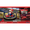 Röd och blå Mario Kart-statyn med röd mössa, vita handskar och svarta däck på rund bas