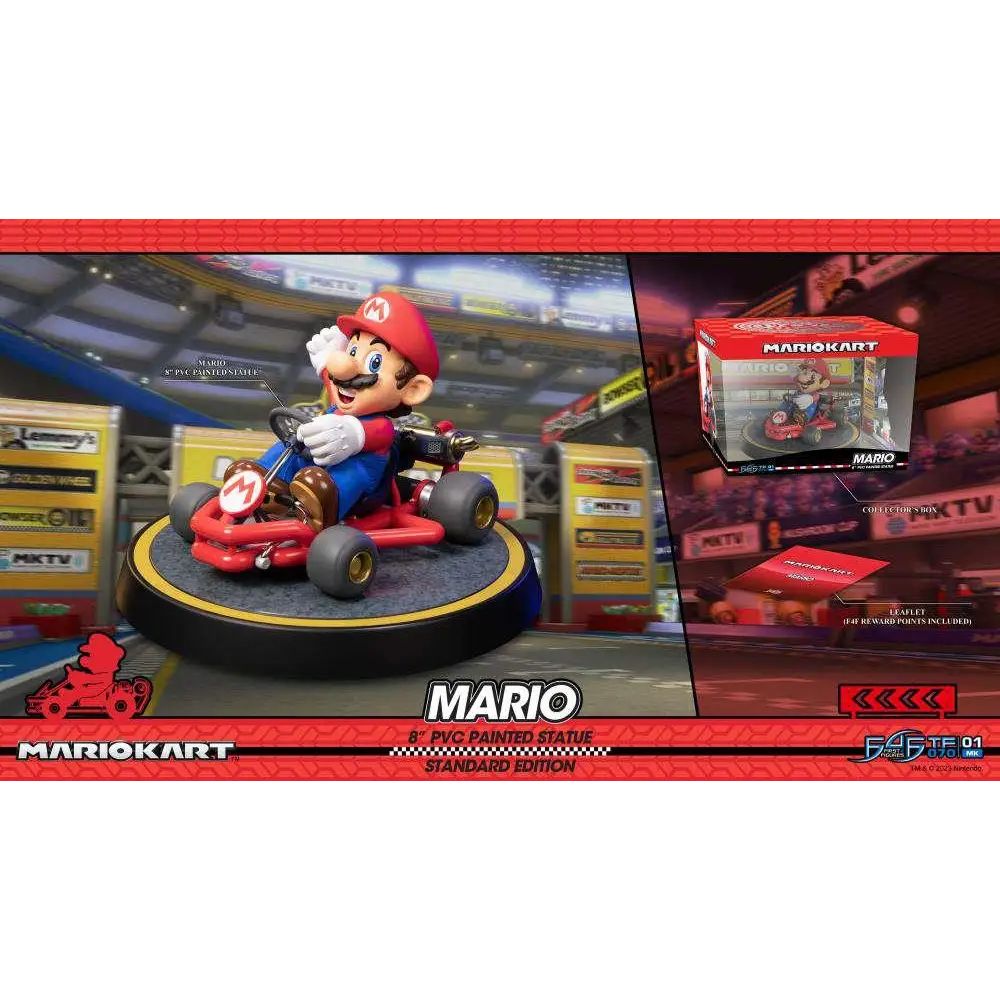 Röd och blå Mario Kart-statyn med röd mössa, vita handskar och svarta däck på rund bas