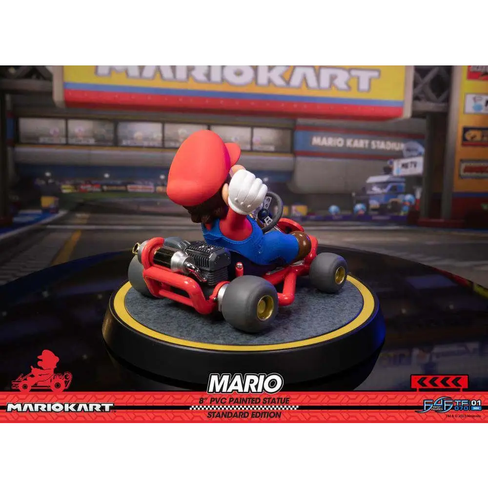 Röd och blå Mario i röd go-kart med guldrimmade däck, detaljerad PVC-målad staty