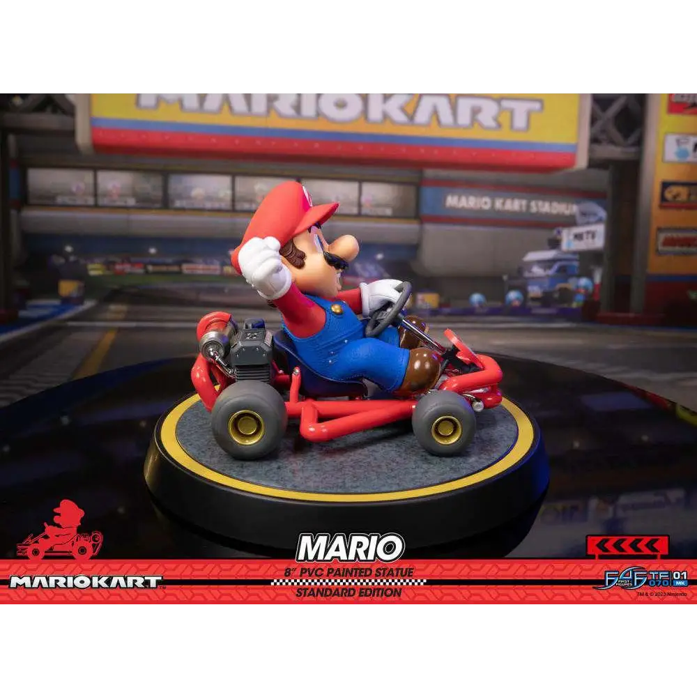 Röd och blå Mario-statyn i röd go-kart, PVC-målad
