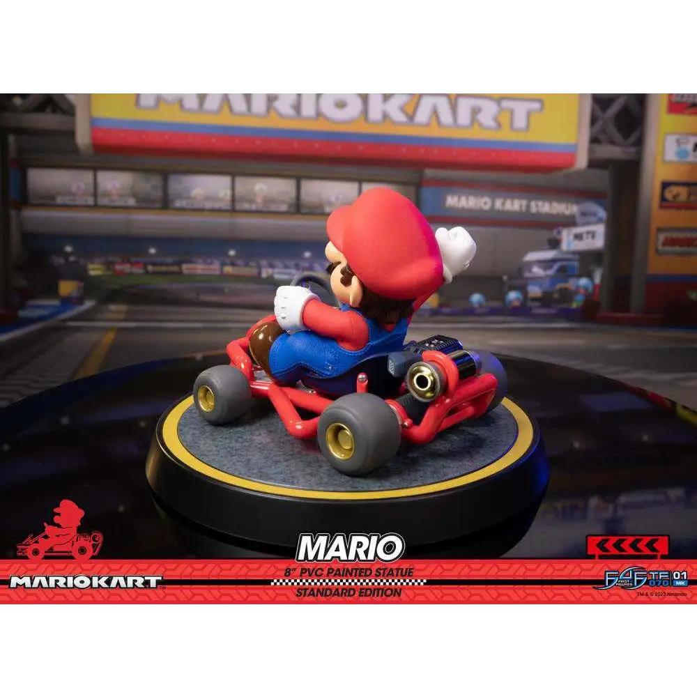Röd och blå Mario PVC-målad staty i kart på svart bas med gul trim