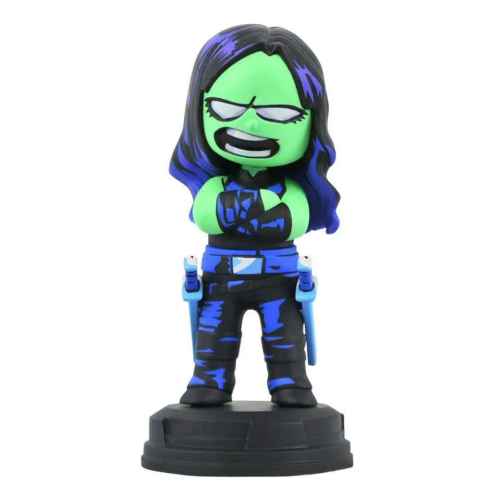 Grön hyad chibi-stil Gamora-figur med svart och blå hår i svart väst över blå outfit på svart bas